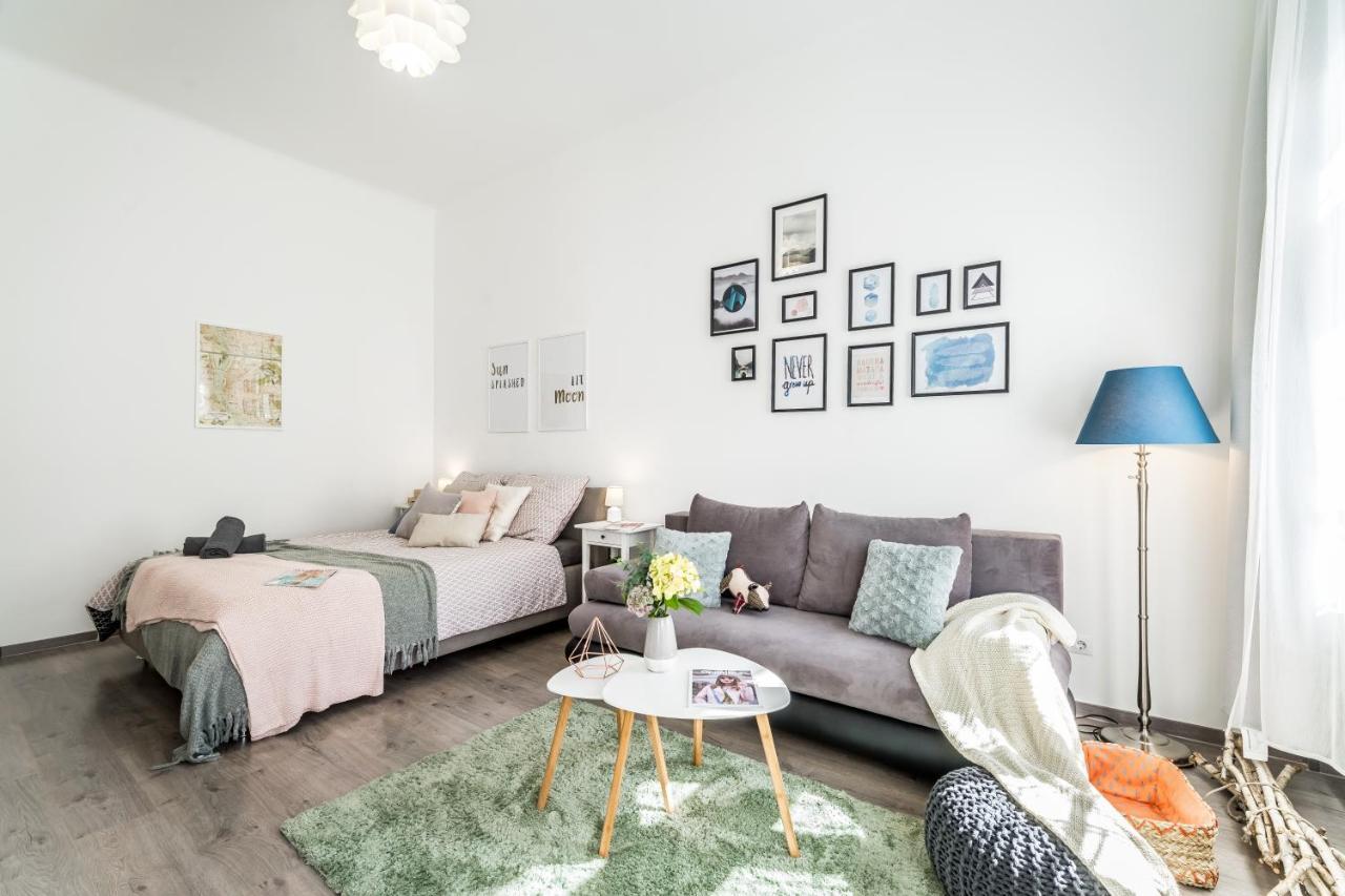Sun-Splashed Retreat In The Heart Of A Vibrant Quarter 부다페스트 외부 사진
