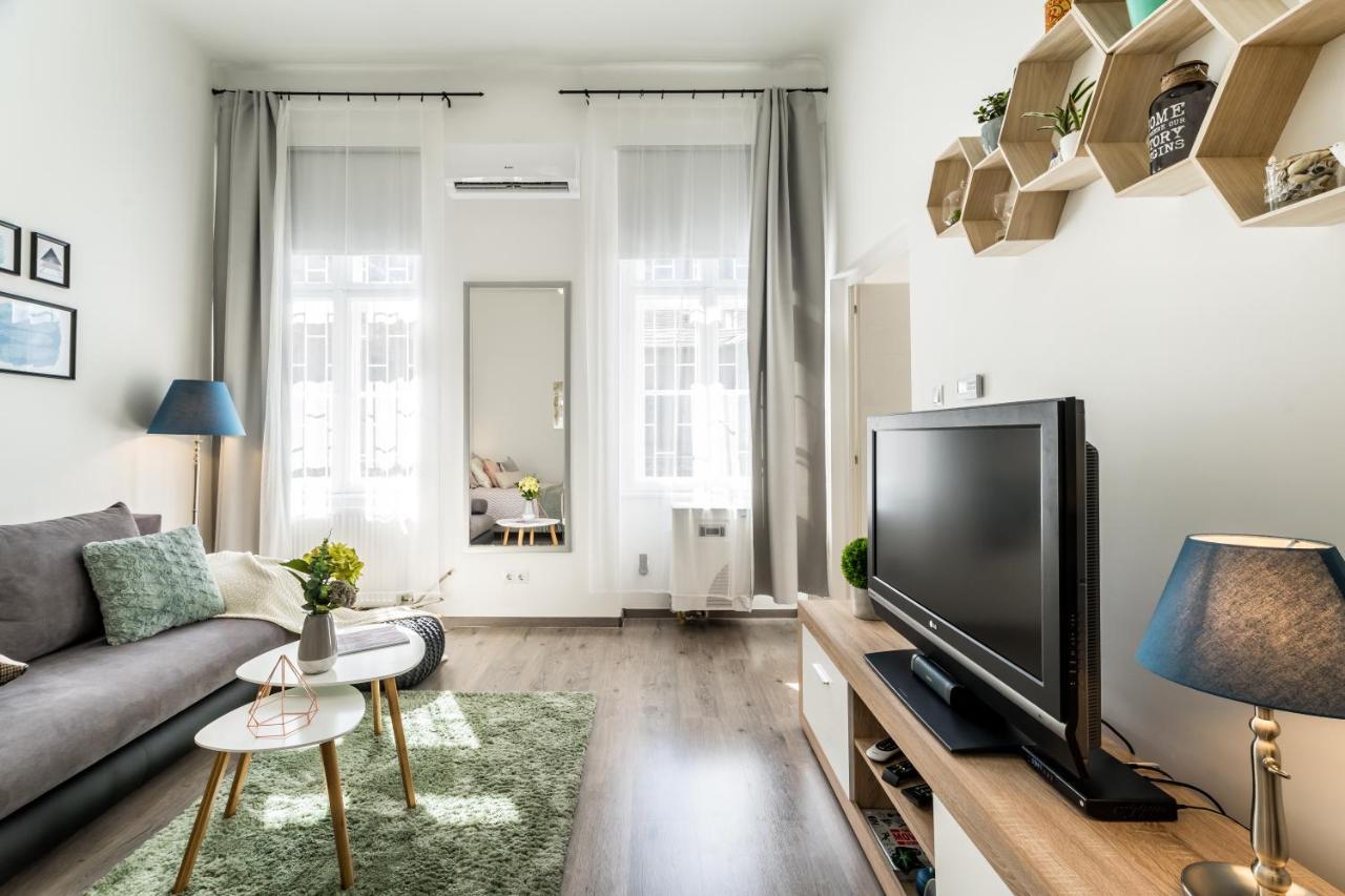 Sun-Splashed Retreat In The Heart Of A Vibrant Quarter 부다페스트 외부 사진