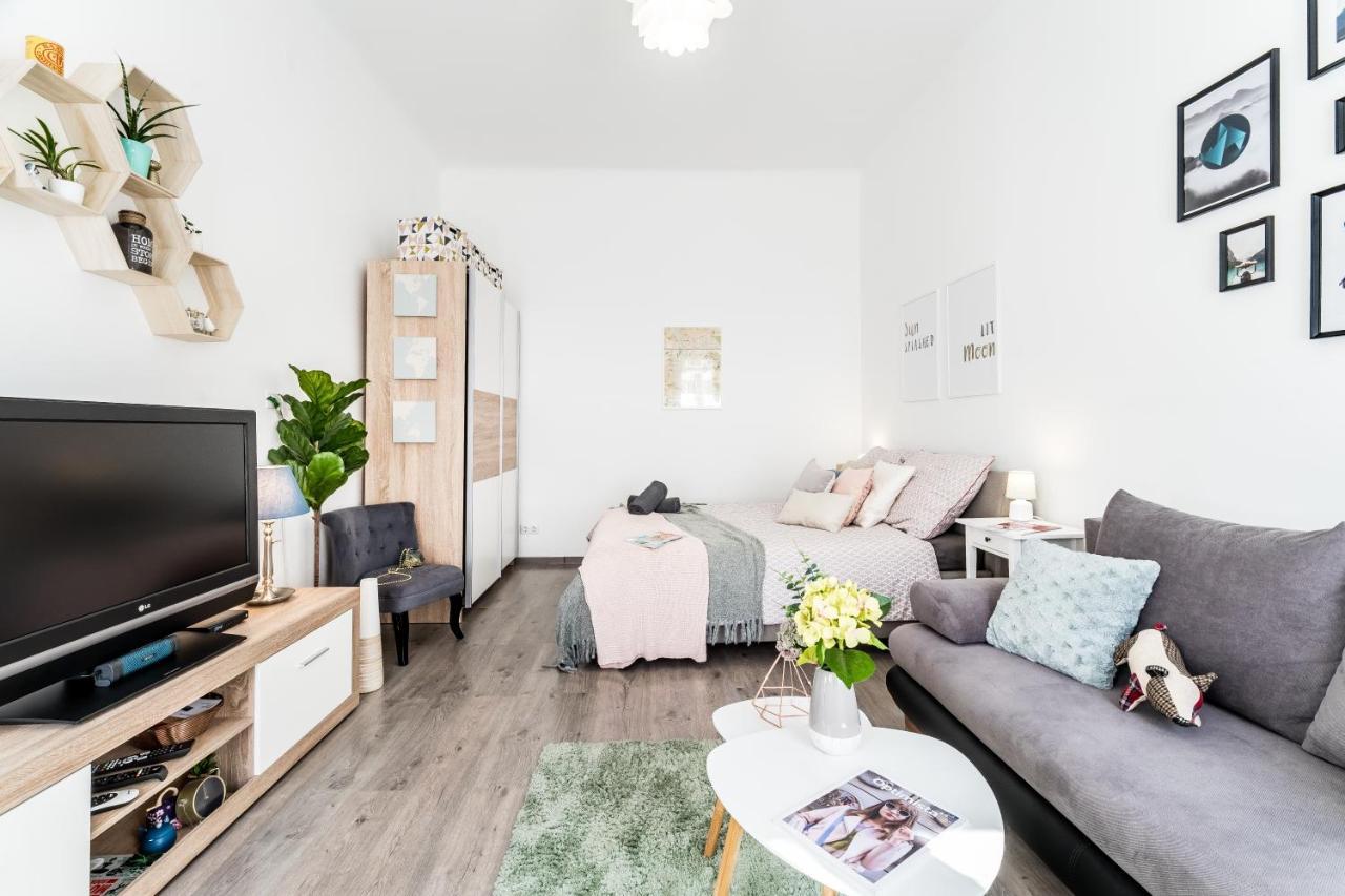 Sun-Splashed Retreat In The Heart Of A Vibrant Quarter 부다페스트 외부 사진