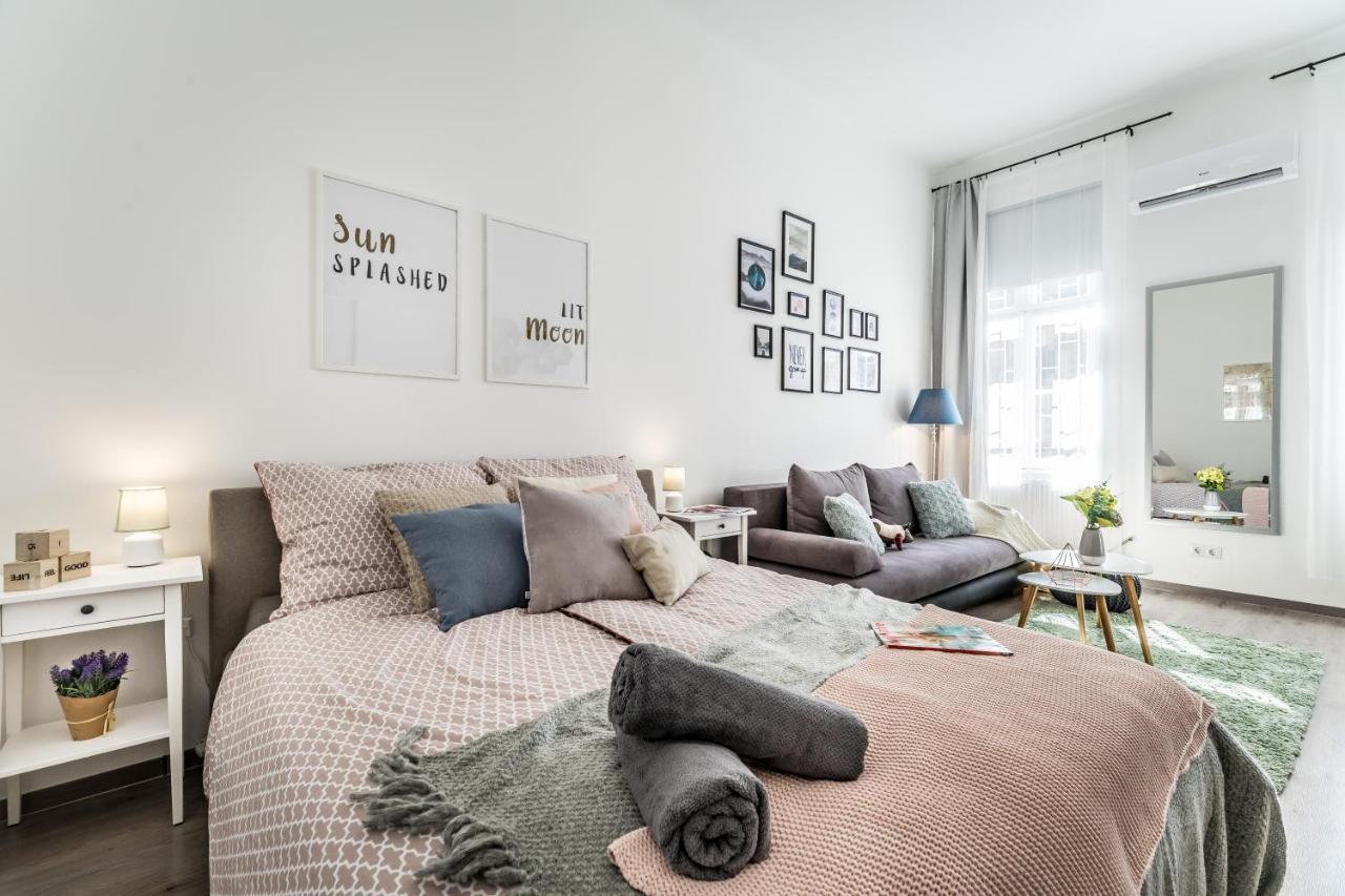 Sun-Splashed Retreat In The Heart Of A Vibrant Quarter 부다페스트 외부 사진