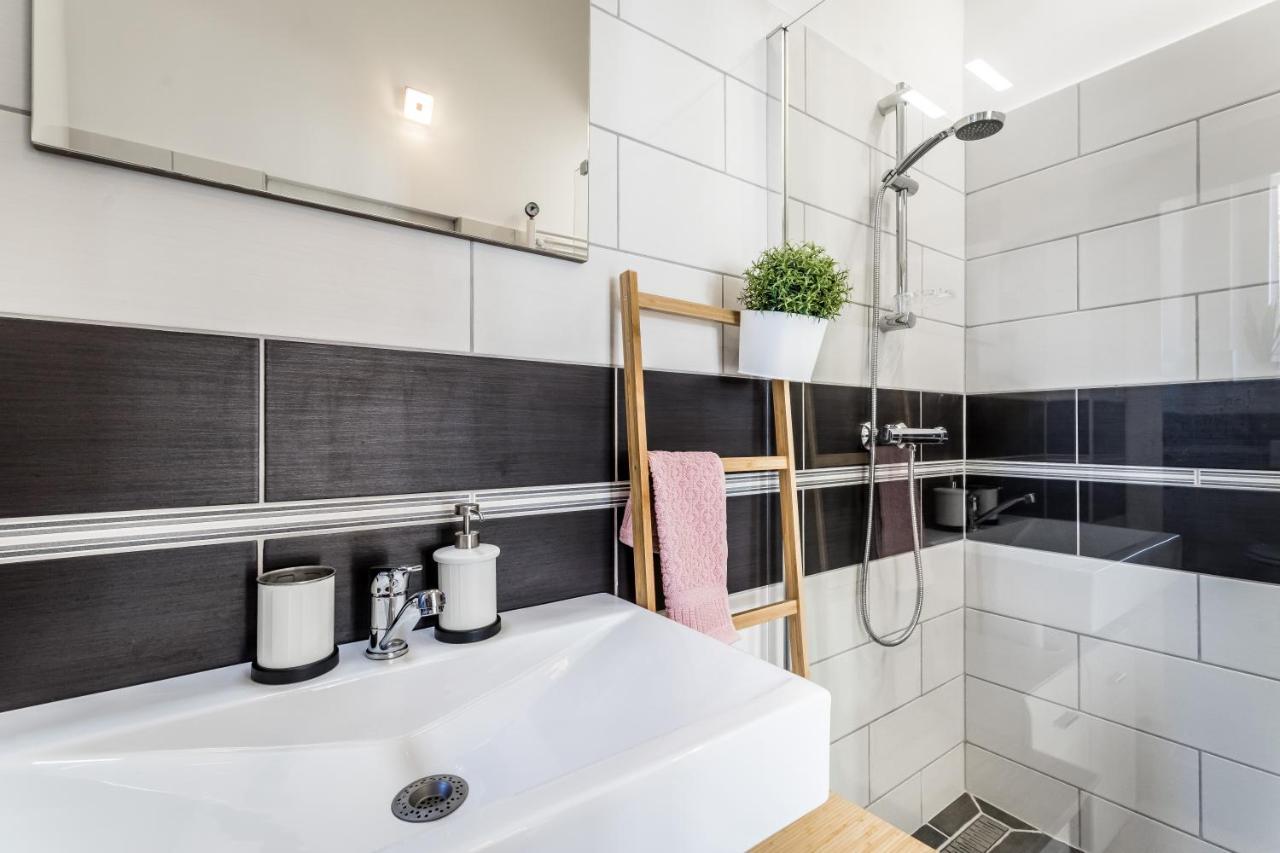 Sun-Splashed Retreat In The Heart Of A Vibrant Quarter 부다페스트 외부 사진