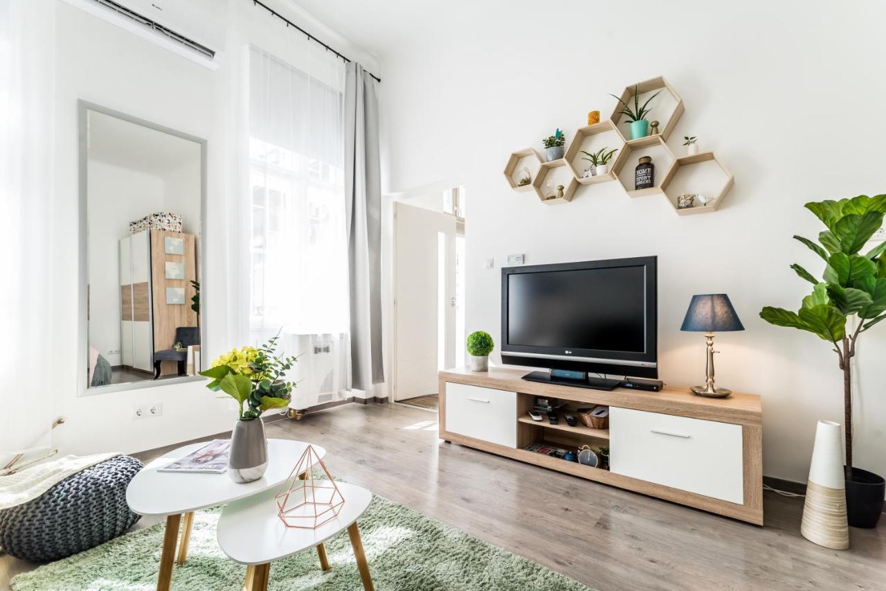 Sun-Splashed Retreat In The Heart Of A Vibrant Quarter 부다페스트 외부 사진