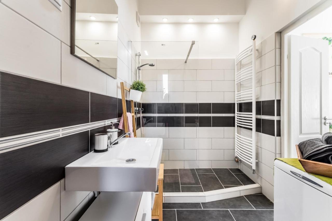 Sun-Splashed Retreat In The Heart Of A Vibrant Quarter 부다페스트 외부 사진