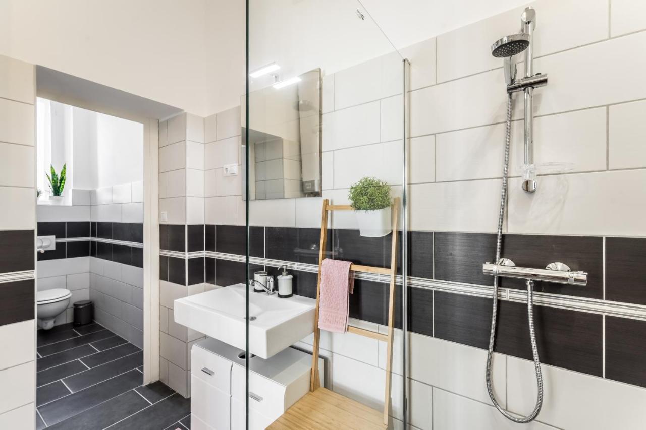 Sun-Splashed Retreat In The Heart Of A Vibrant Quarter 부다페스트 외부 사진